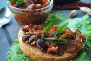 Баклажанная паста на тостах