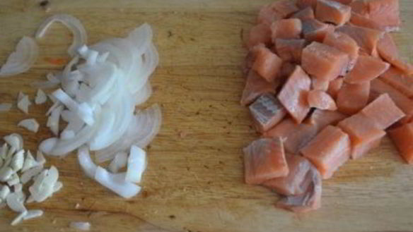 ШАГ 2. черная паста со сливочной форелью