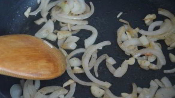 ШАГ 3. черная паста со сливочной форелью