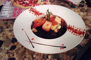 Черная паста в сливочном соусе с лососем и красной икрой