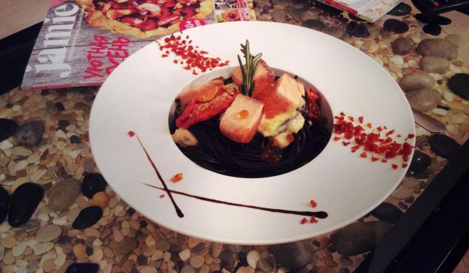 Рецепт черная паста в сливочном соусе с лососем и красной икрой