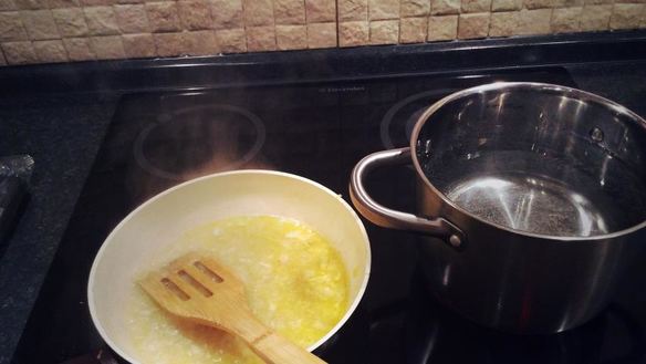 ШАГ 2. черная паста в сливочном соусе с лососем и красной икрой