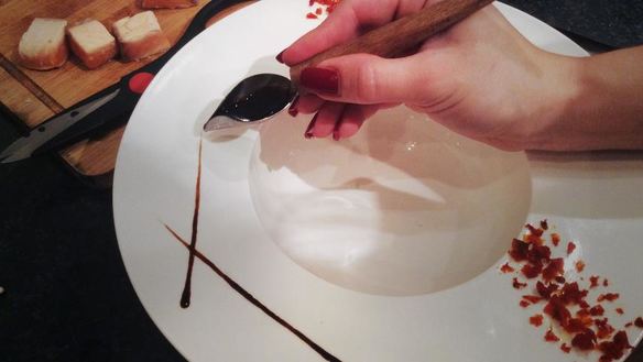 ШАГ 3. черная паста в сливочном соусе с лососем и красной икрой