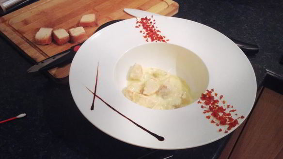 ШАГ 4. черная паста в сливочном соусе с лососем и красной икрой