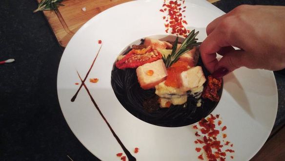 ШАГ 5. черная паста в сливочном соусе с лососем и красной икрой