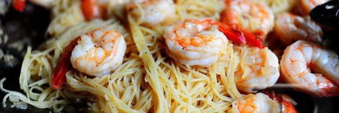 Домашняя паста с креветками в чесночном соусе