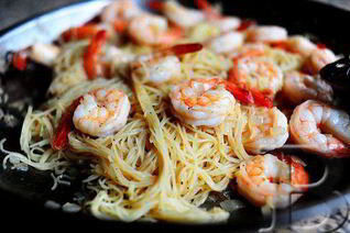 Домашняя паста с креветками в чесночном соусе