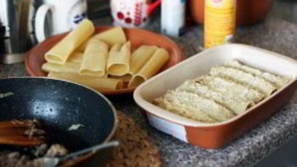 ШАГ 5. фаршированные макароны под соусом