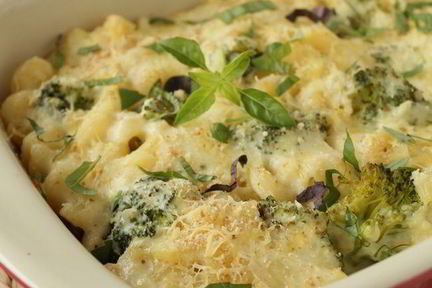 Гратен из макарон, куриной грудки и брокколи