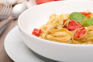 Итальянская паста с чесноком и помидорами