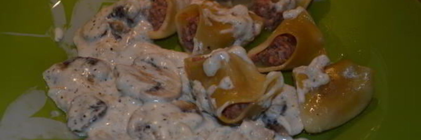 Каннеллони фаршированные в сливочном соусе