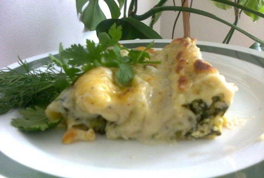 Каннелони с рикотой и шпинатом под бешамелем