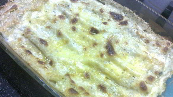 ШАГ 10. каннелони с рикотой и шпинатом под бешамелем