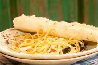 Лингвини, запеченные под фокаччей