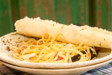 Лингвини, запеченные под фокаччей