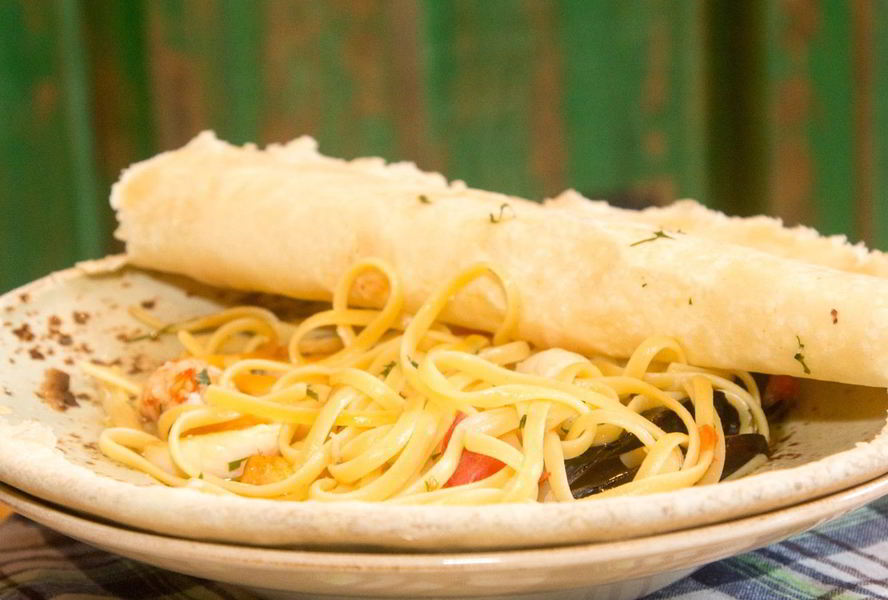 Лингвини, запеченные под фокаччей