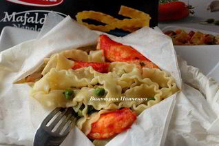 Мафальдине с камчатским крабом и зеленым горошком, запеченные в пергаменте