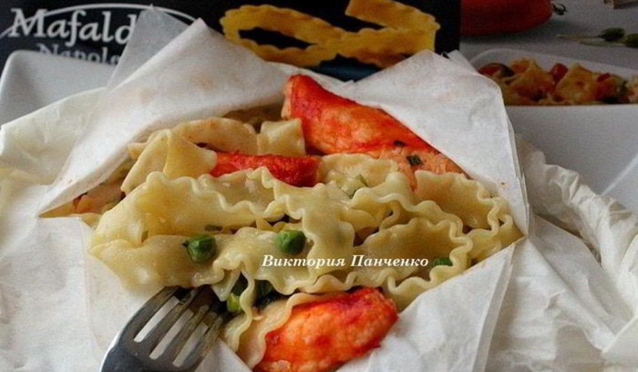 Рецепт мафальдине с камчатским крабом и зеленым горошком, запеченные в пергаменте