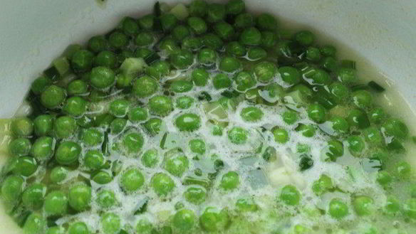 ШАГ 4. мафальдине с камчатским крабом и зеленым горошком, запеченные в пергаменте