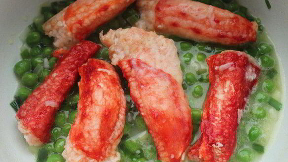 ШАГ 5. мафальдине с камчатским крабом и зеленым горошком, запеченные в пергаменте