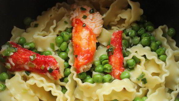 ШАГ 6. мафальдине с камчатским крабом и зеленым горошком, запеченные в пергаменте