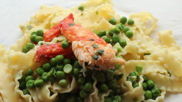 ШАГ 7. мафальдине с камчатским крабом и зеленым горошком, запеченные в пергаменте