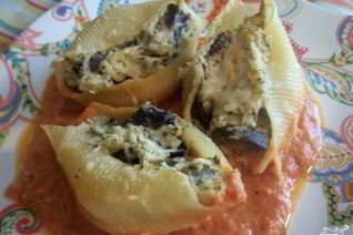 Макароны, фаршированные курицей и грибами