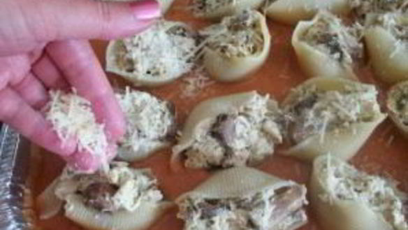 ШАГ 5. макароны, фаршированные курицей и грибами