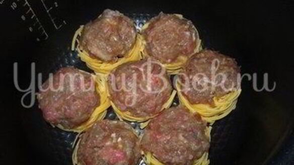 ШАГ 5. макароны гнезда с фаршем из мультиварки