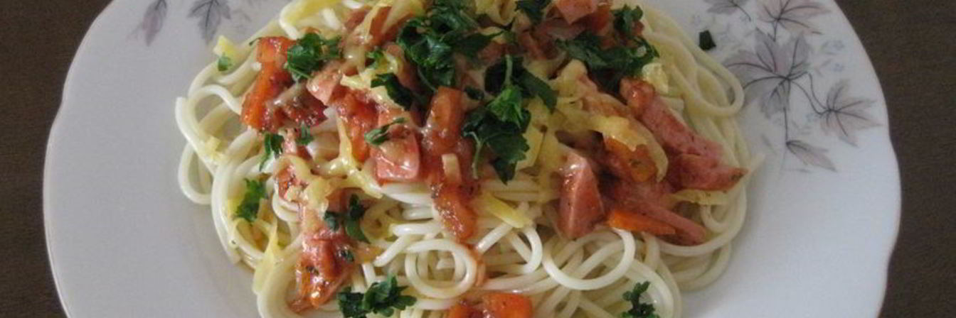 Макароны с колбасой и томатным соусом