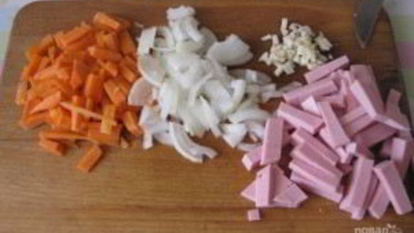 ШАГ 2. макароны с колбасой и томатным соусом