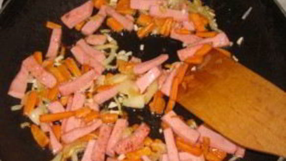 ШАГ 3. макароны с колбасой и томатным соусом