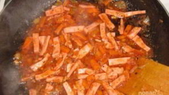 ШАГ 4. макароны с колбасой и томатным соусом