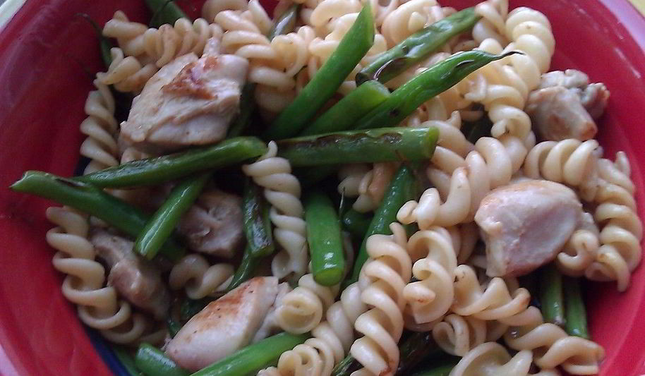Рецепт макароны с курицей и стручковой фасолью
