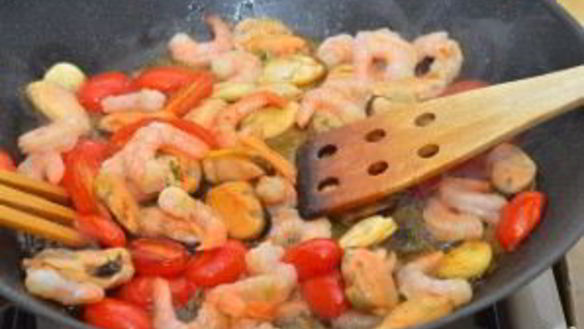 ШАГ 4. макароны с мидиями