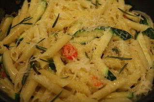 Макароны с цукини, пармезаном и розмарином