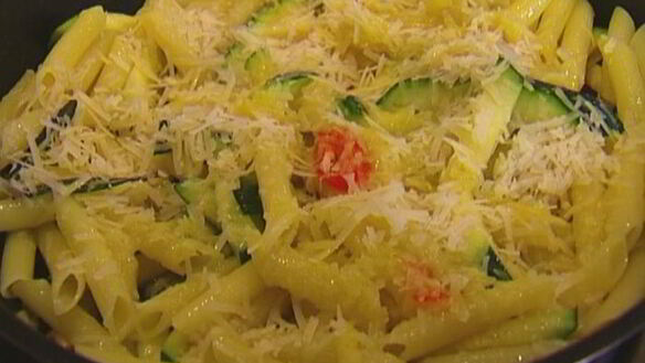ШАГ 10. макароны с цукини, пармезаном и розмарином