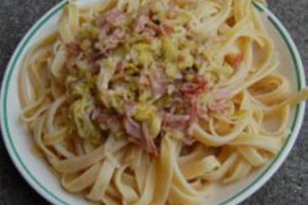 Макароны с ветчиной и луком пореем