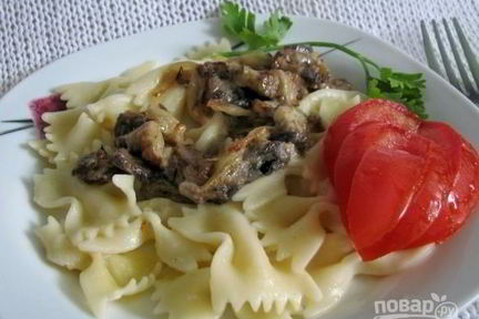 Макароны со сливочным чесночно-грибным соусом