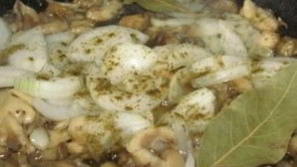 ШАГ 4. макароны со сливочным чесночно-грибным соусом