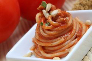 Острая паста с кедровыми орешками и зеленью