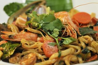 Пад Кхи Мау Тале — обжаренная с морепродуктами лапша