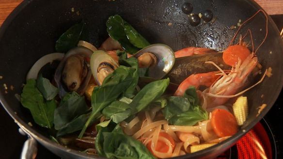 ШАГ 2. пад кхи мау тале — обжаренная с морепродуктами лапша