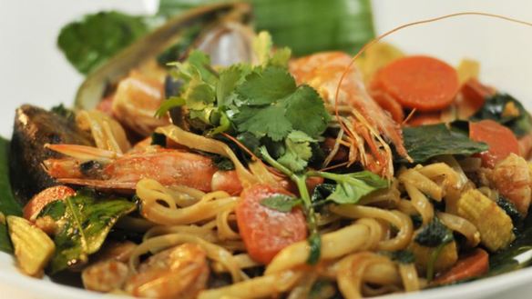 ШАГ 3. пад кхи мау тале — обжаренная с морепродуктами лапша