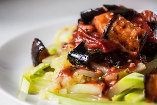 Паста из кабачков с томатным соусом