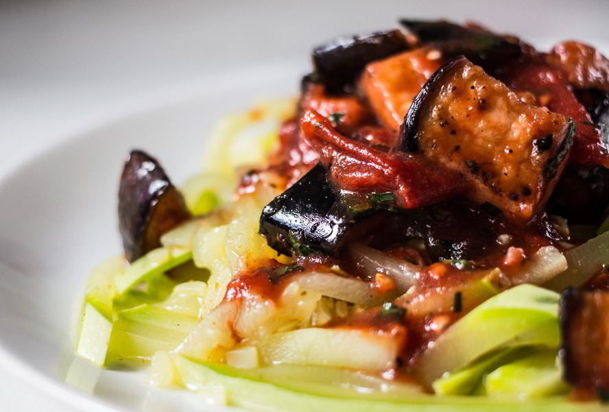 Паста из кабачков с томатным соусом