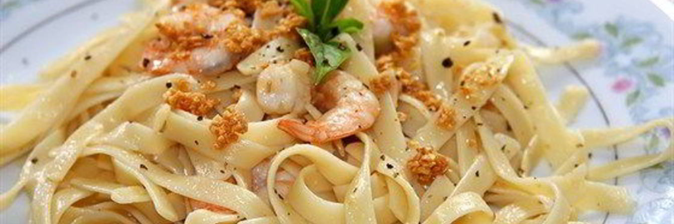 Паста лингвини с креветками и свежей зеленью