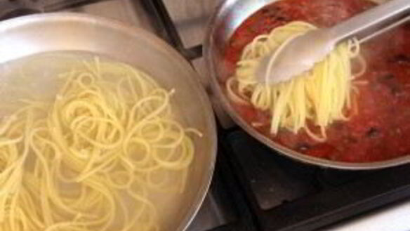 ШАГ 4. паста с анчоусами и оливками