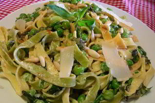 Паста с ароматными травами, зеленым горошком, маскарпоне и кедровыми орешками