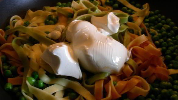 ШАГ 3. паста с ароматными травами, зеленым горошком, маскарпоне и кедровыми орешками